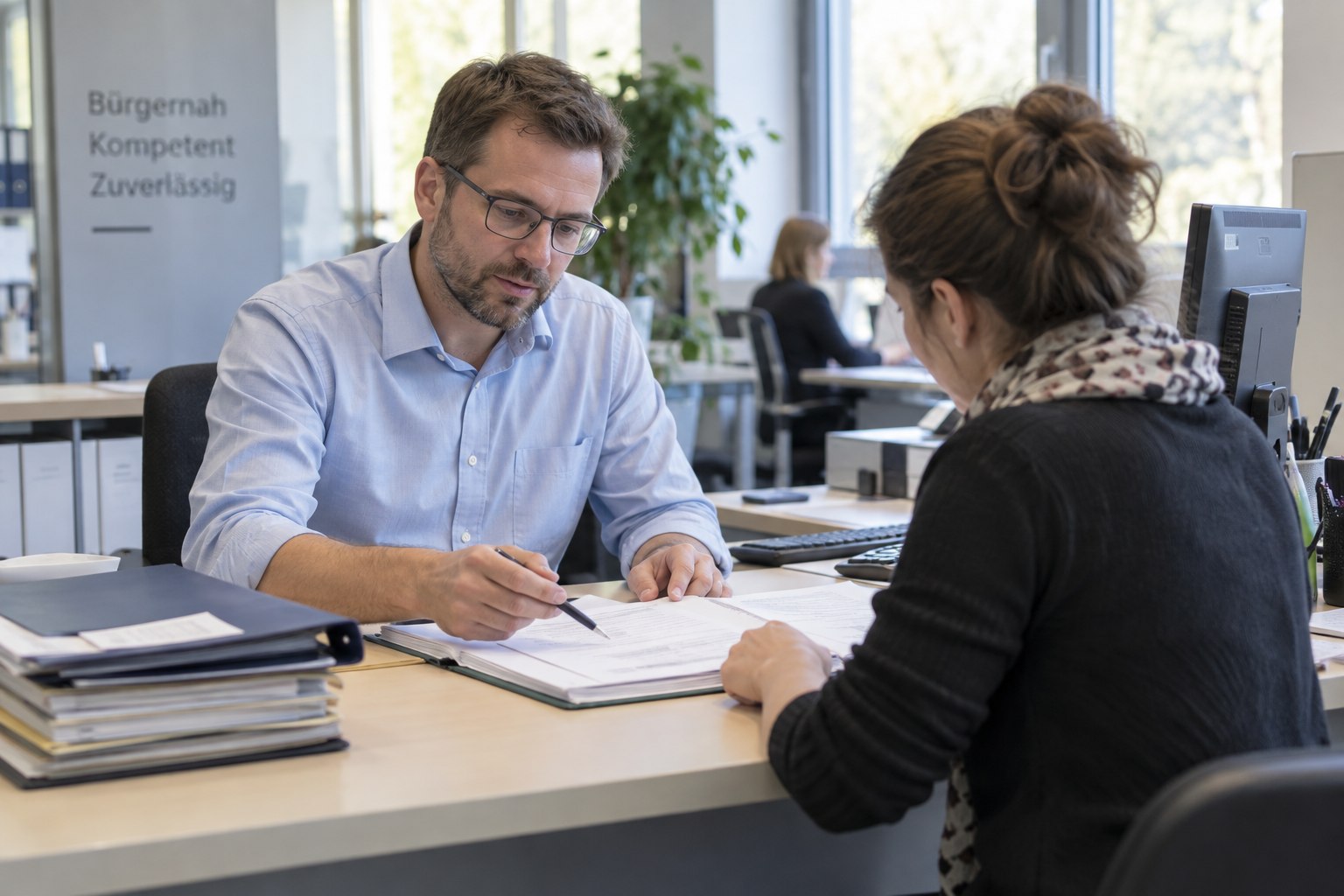 Beamter im Bürgerbüro bei der Beratung einer Besucherin